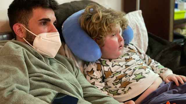 Martín, el niño de 8 años con glioma difuso intrínseco de tronco, y su hermano.